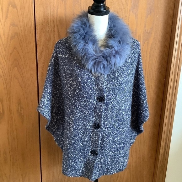 J. McLaughlin Blue & White Boucle Wool Button Cape with Dyed Raccoon Fur Collar - Picture 1 of 6